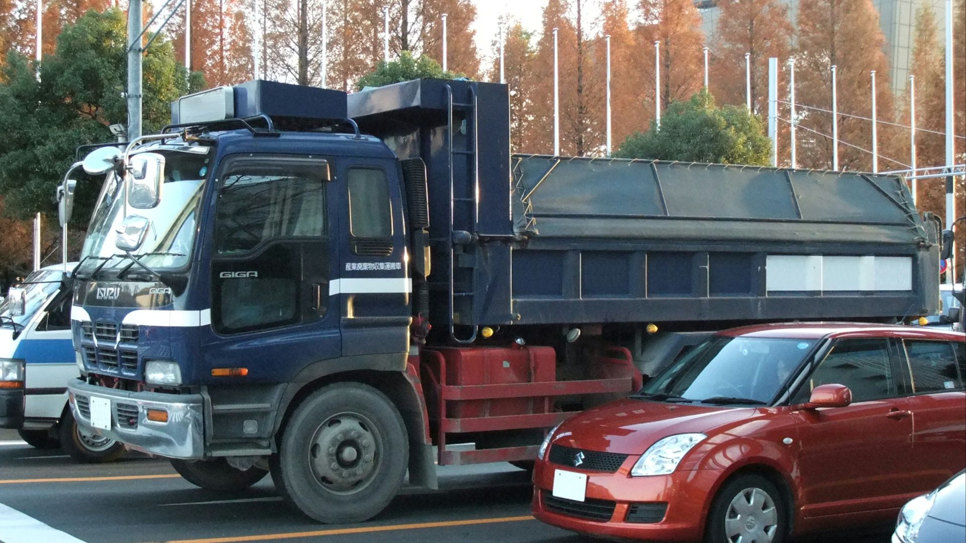 File:ISUZU GIGA, Dump Truck.jpg