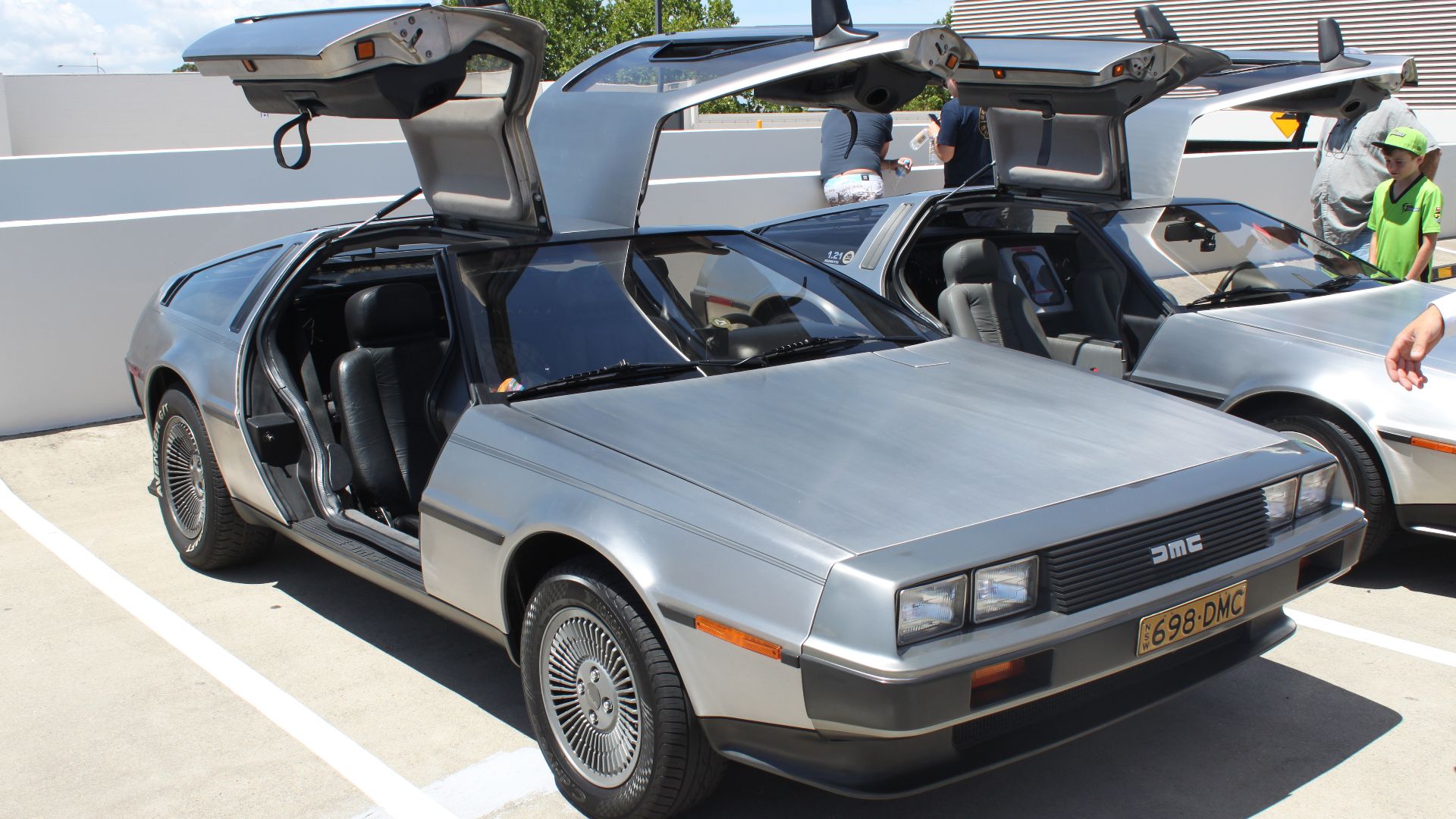File:DeLorean DMC-12 (15704582713).jpg
