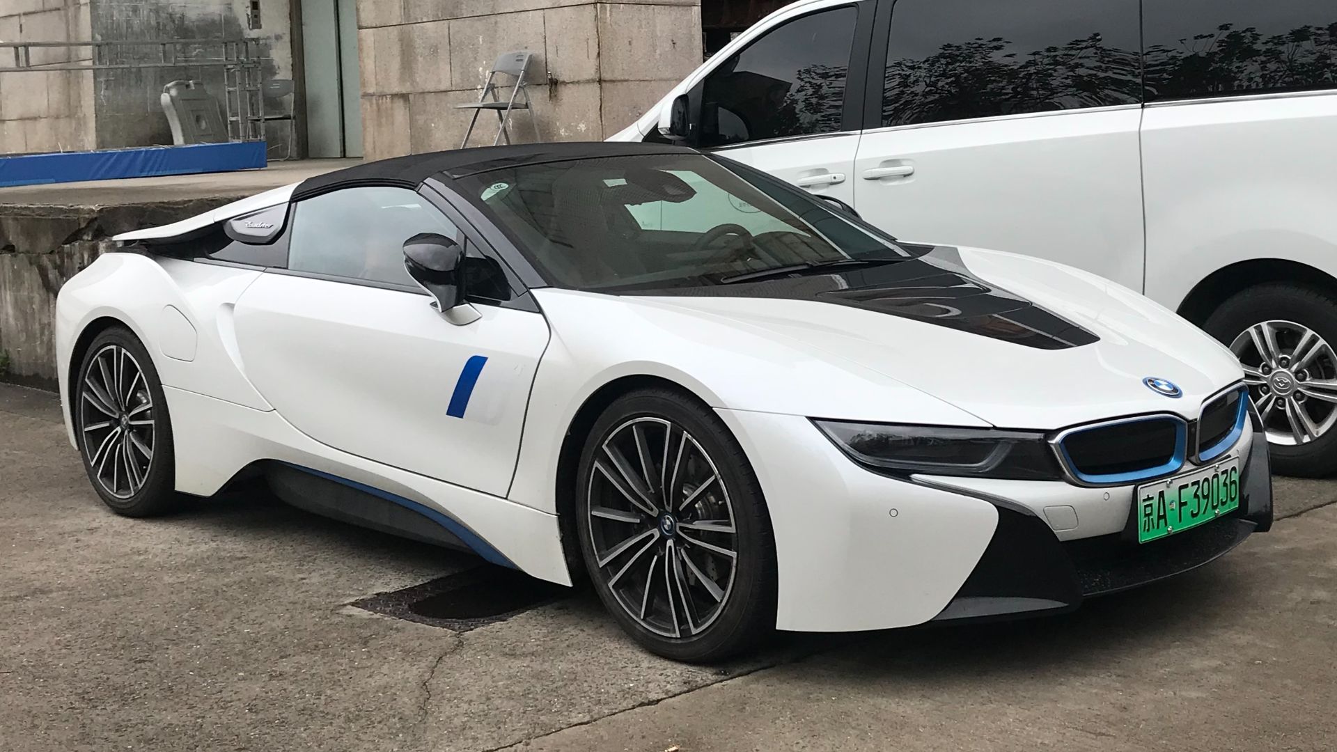 File:BMW i8 Roadster 001.jpg