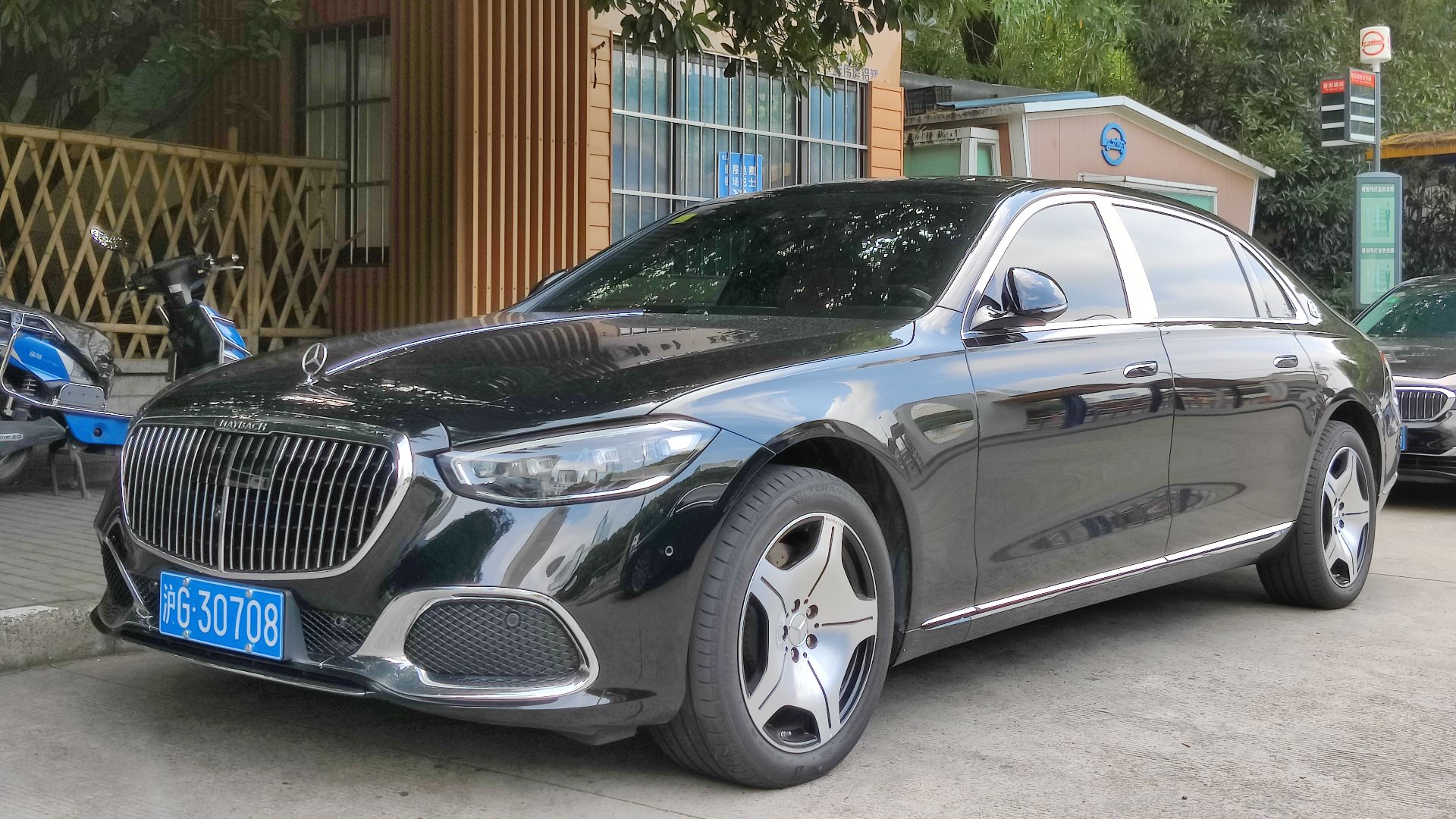 File:Mercedes-Maybach S-Class (Z223) 001.jpg