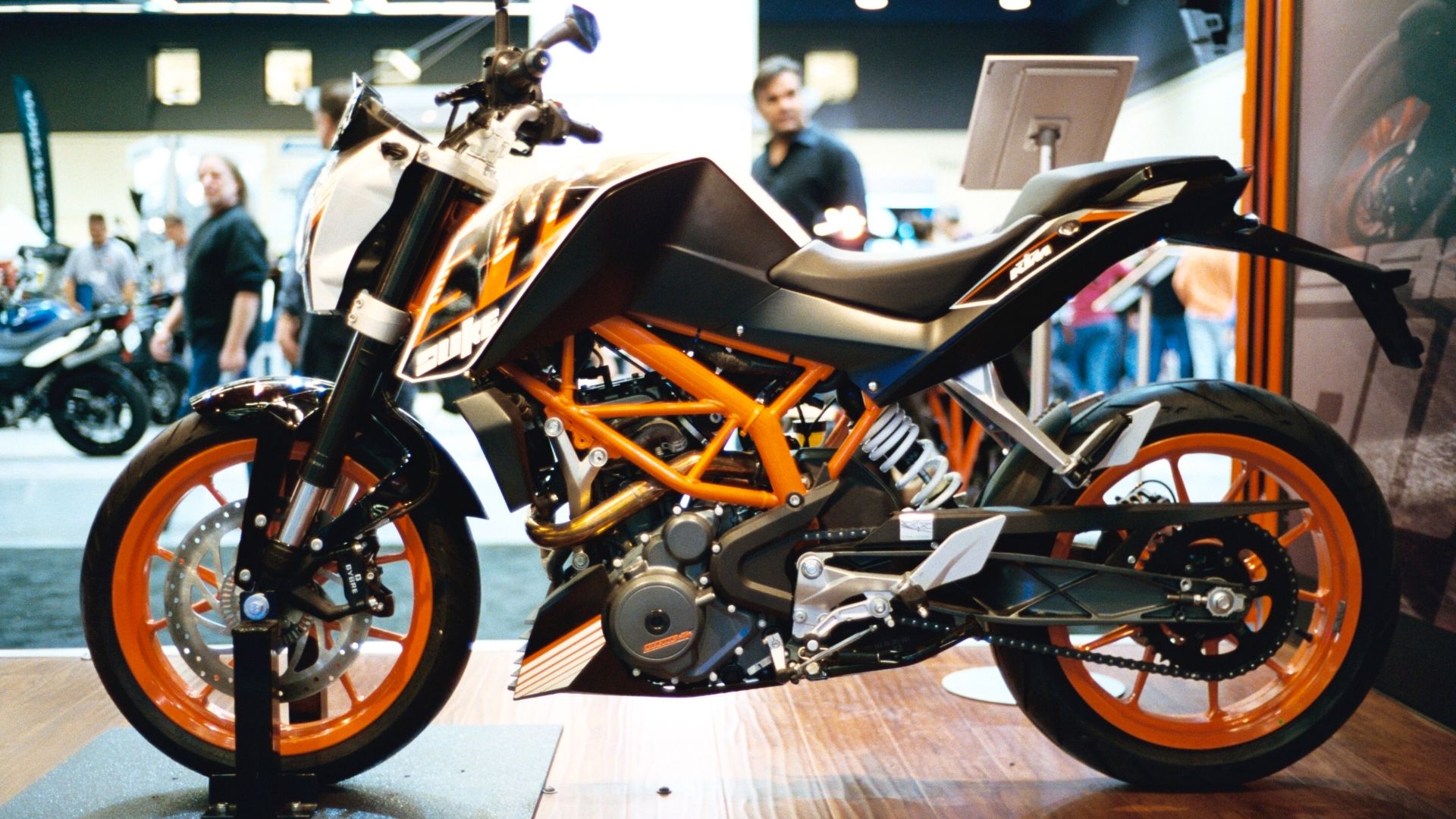 File:2015 KTM 390 Duke left.JPG