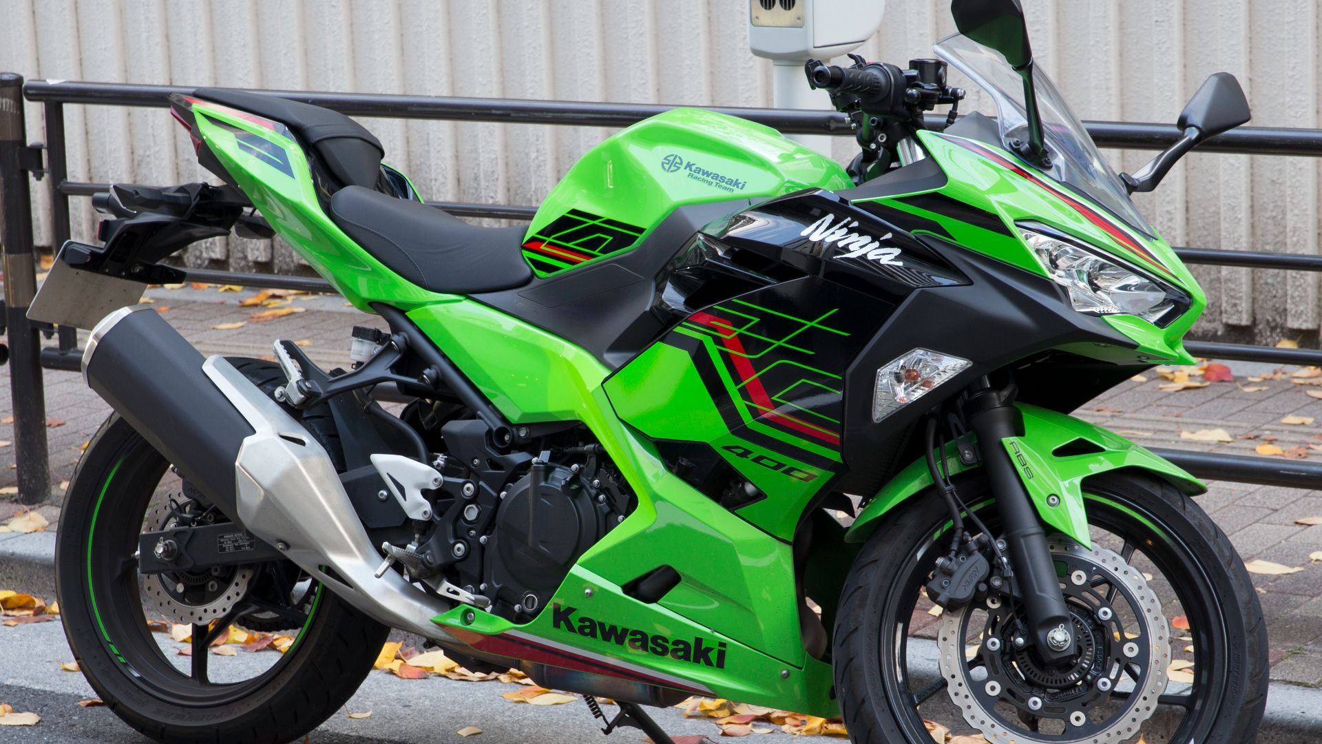 File:Kawasaki Ninja 400 KRT Edition (facelift model) right side.jpg