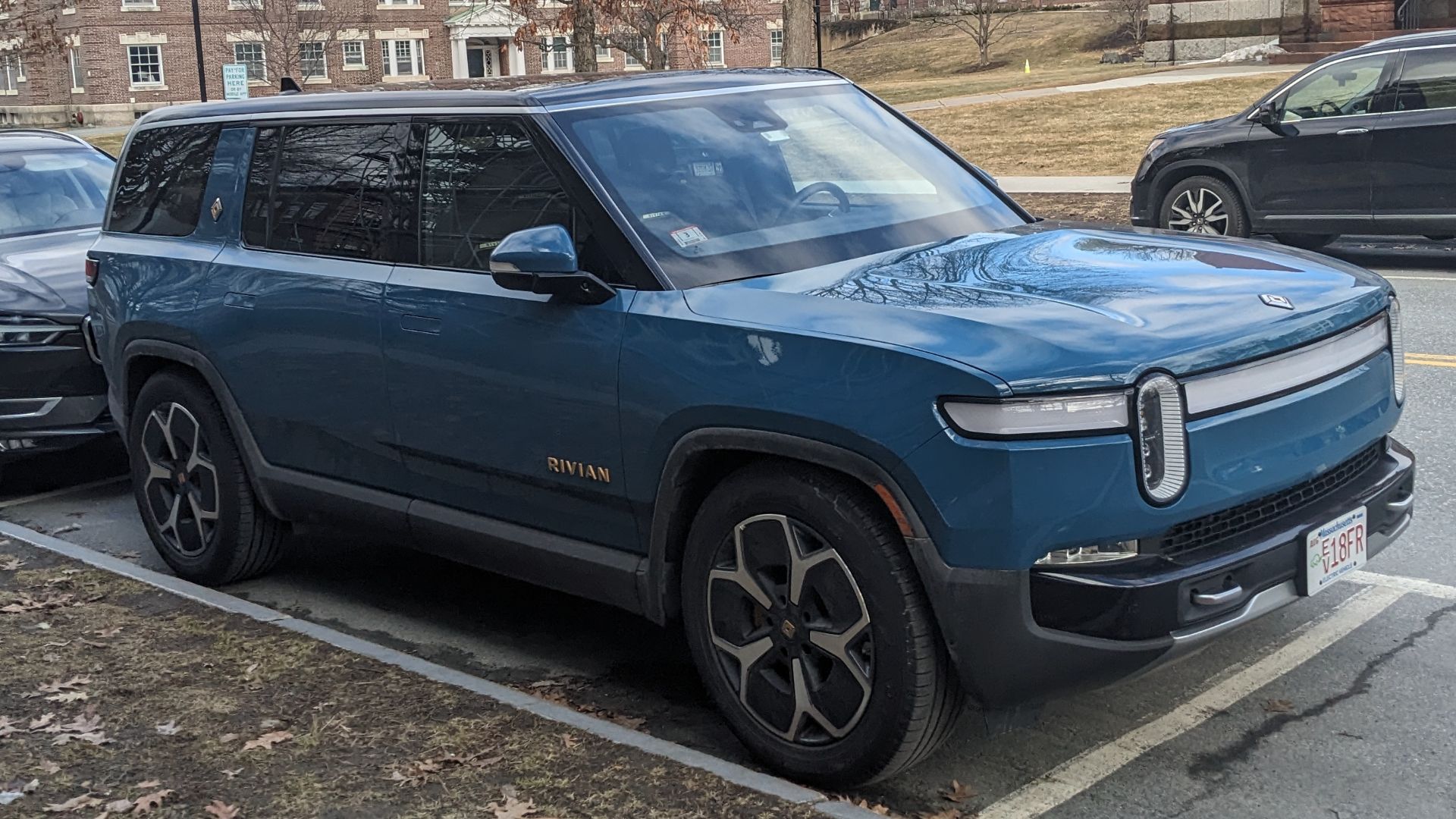 File:Rivian R1S Dartmouth College College Street Hanover NH March 2024 01.jpg
