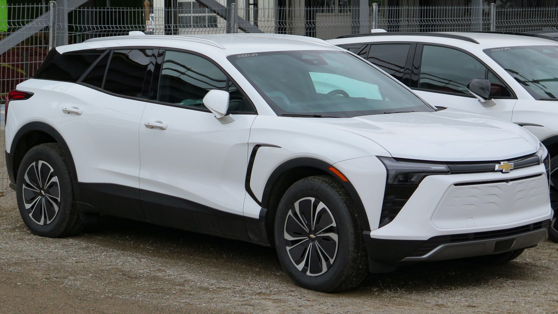 File:2024 Chevrolet Blazer EV 2LT AWD in Summit White, front right, 2024-03-31.jpg