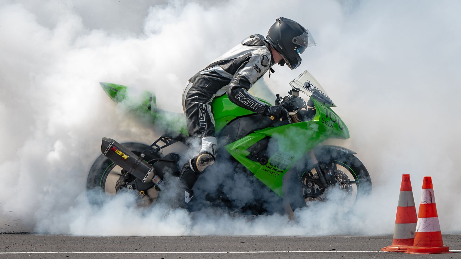 File:Action Day Burnout Kawasaki ZX 10R-3644.jpg