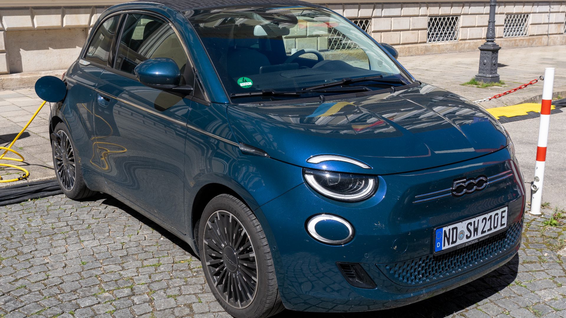 File:Fiat 500e in München.jpg