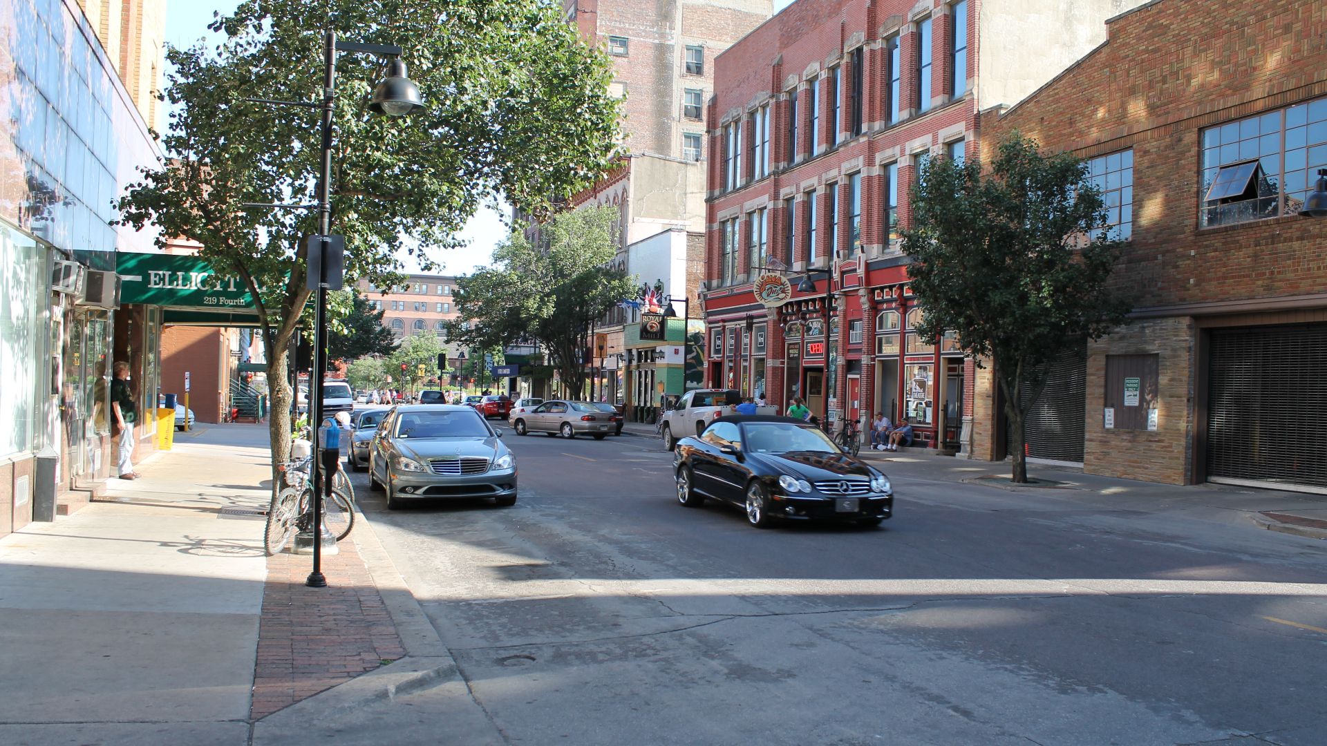 File:4th Street Downtown Des Moines.jpg