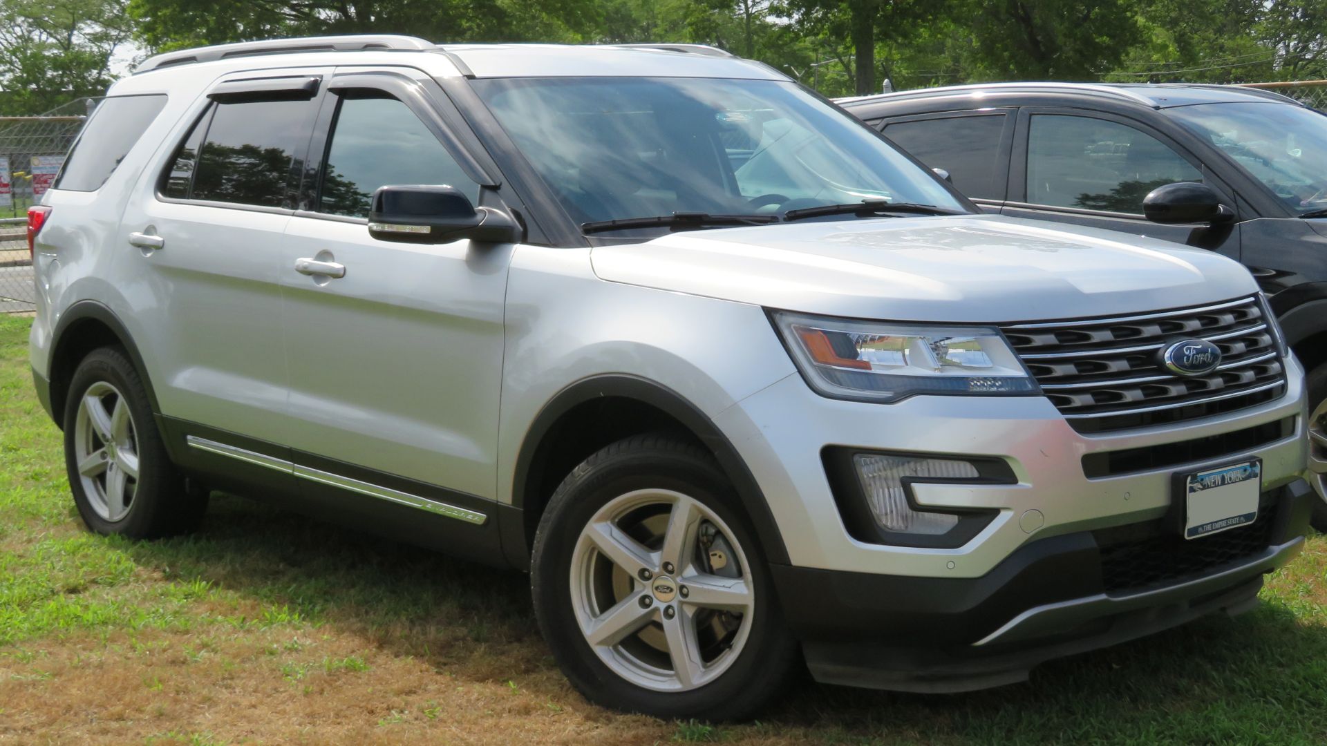 File:2017 Ford Explorer XLT 3.5L (U502 facelift) front 7.22.19.jpg