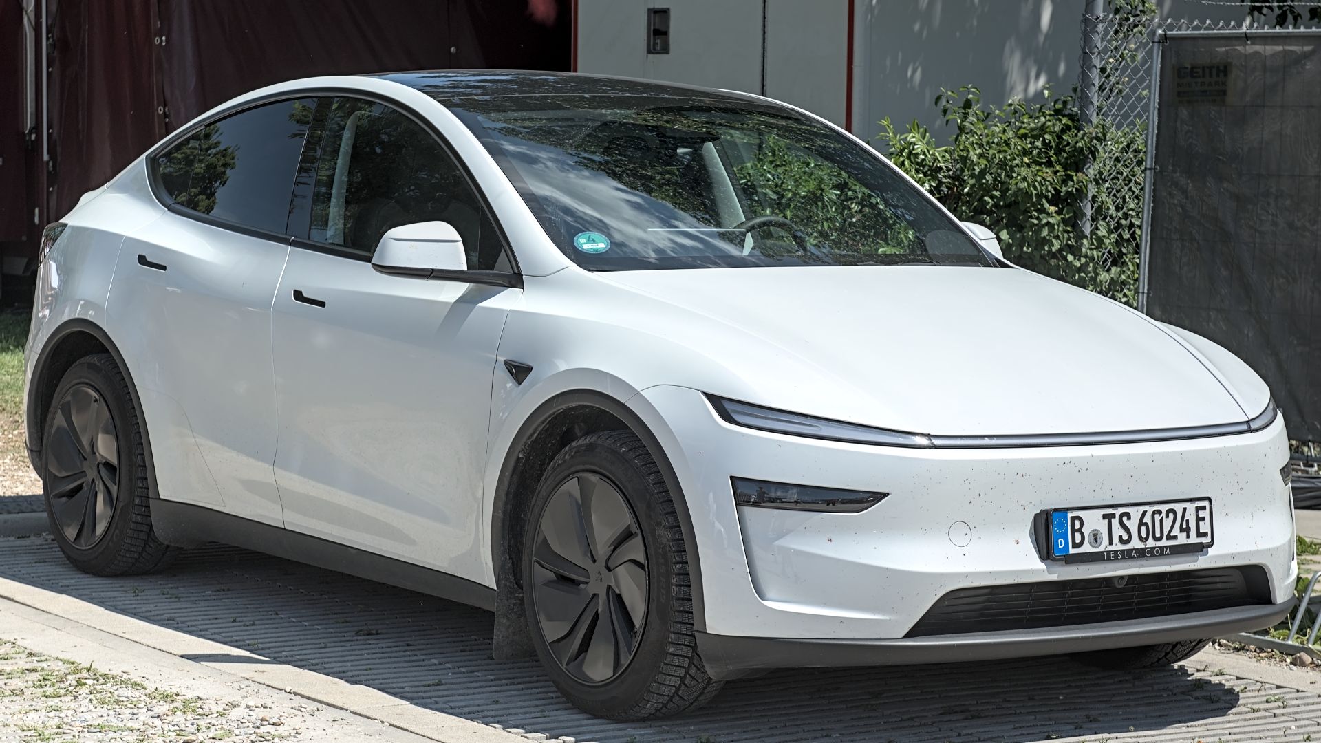File:Tesla Model Y (2025) MYLE Festival 2025 DSC 9564.jpg