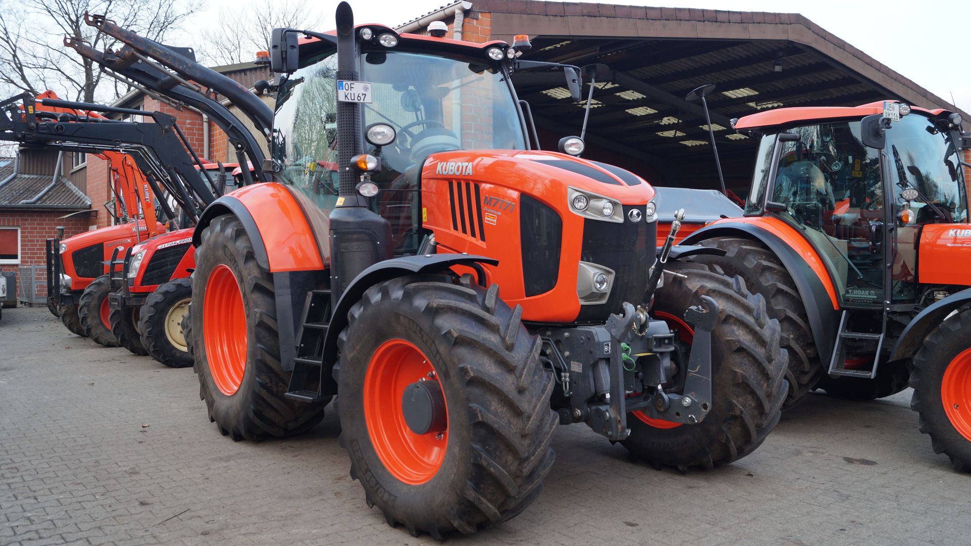 File:Kubota M7171 Premium - Front and right side.jpg