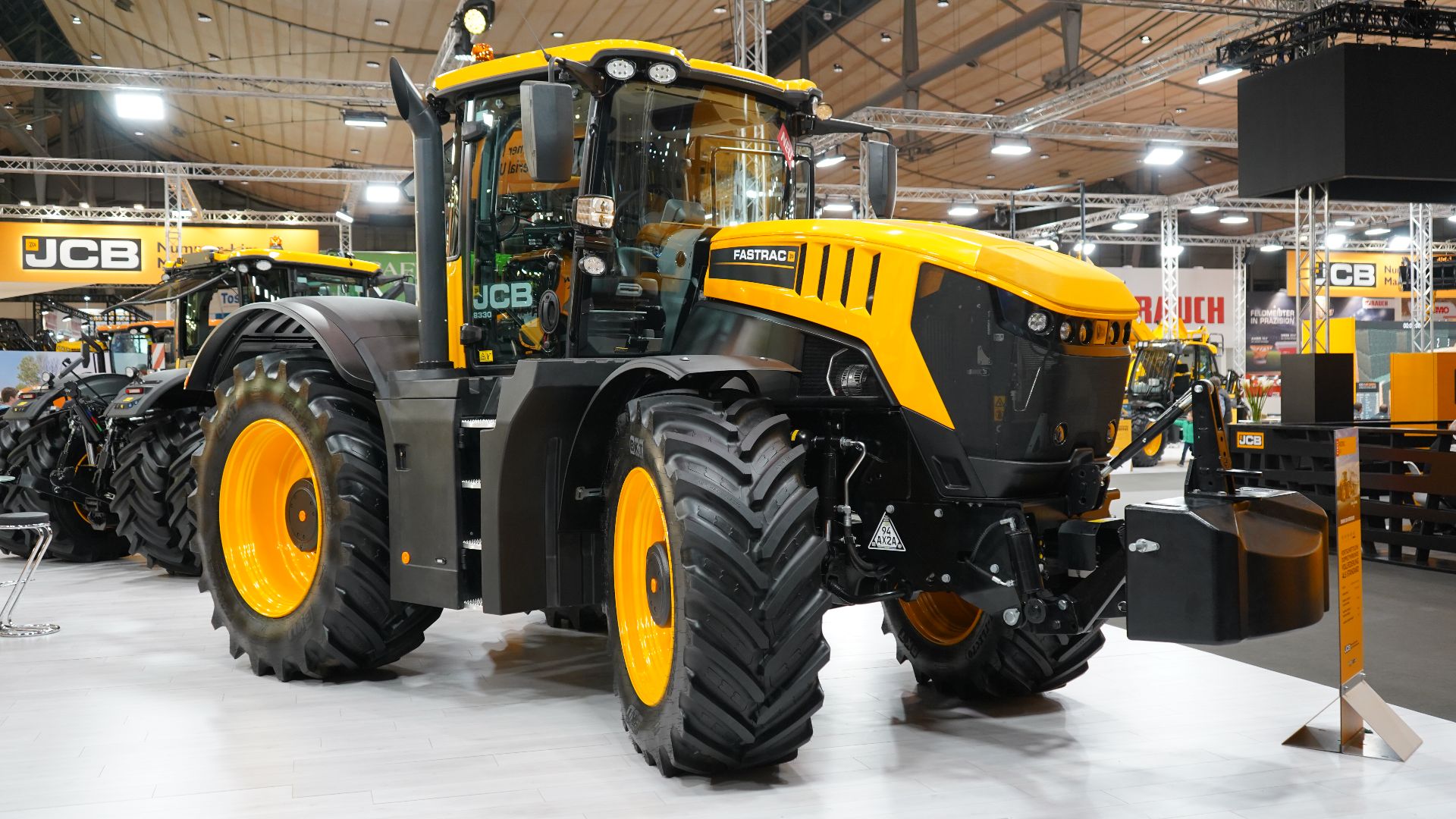 File:JCB Fastrac 8330 Agritechnica 2019 - Front and right side.jpg