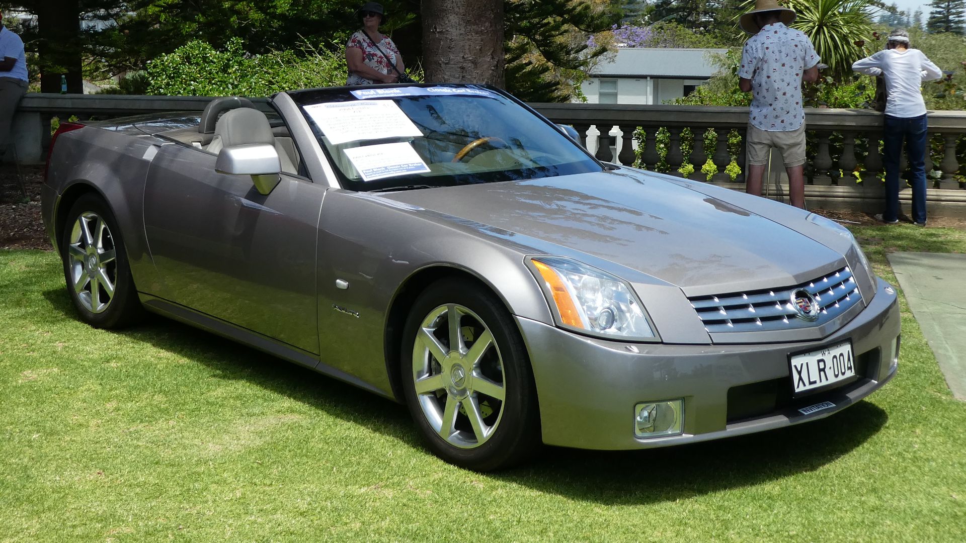 File:2004 Cadillac XLR XLR004 @ Cottesloe Civic Centre.jpg