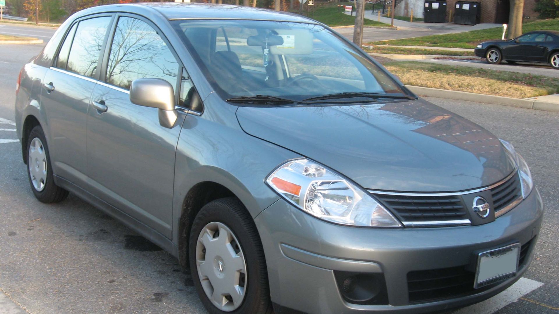 File:Nissan Versa sedan 2.jpg