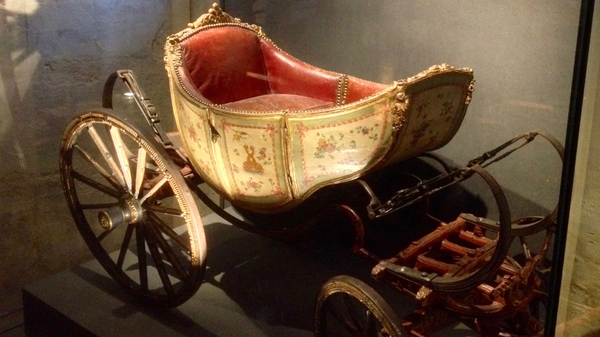 File:Voiture d'enfant à la Galerie des Carrosses Versailles.jpg