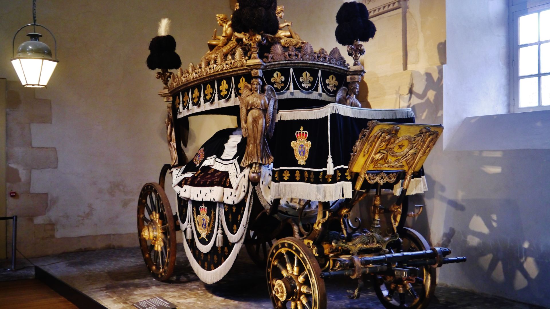 File:Versailles Musée des Carosses Leichenkutsche für Louis XVIII 2.jpg