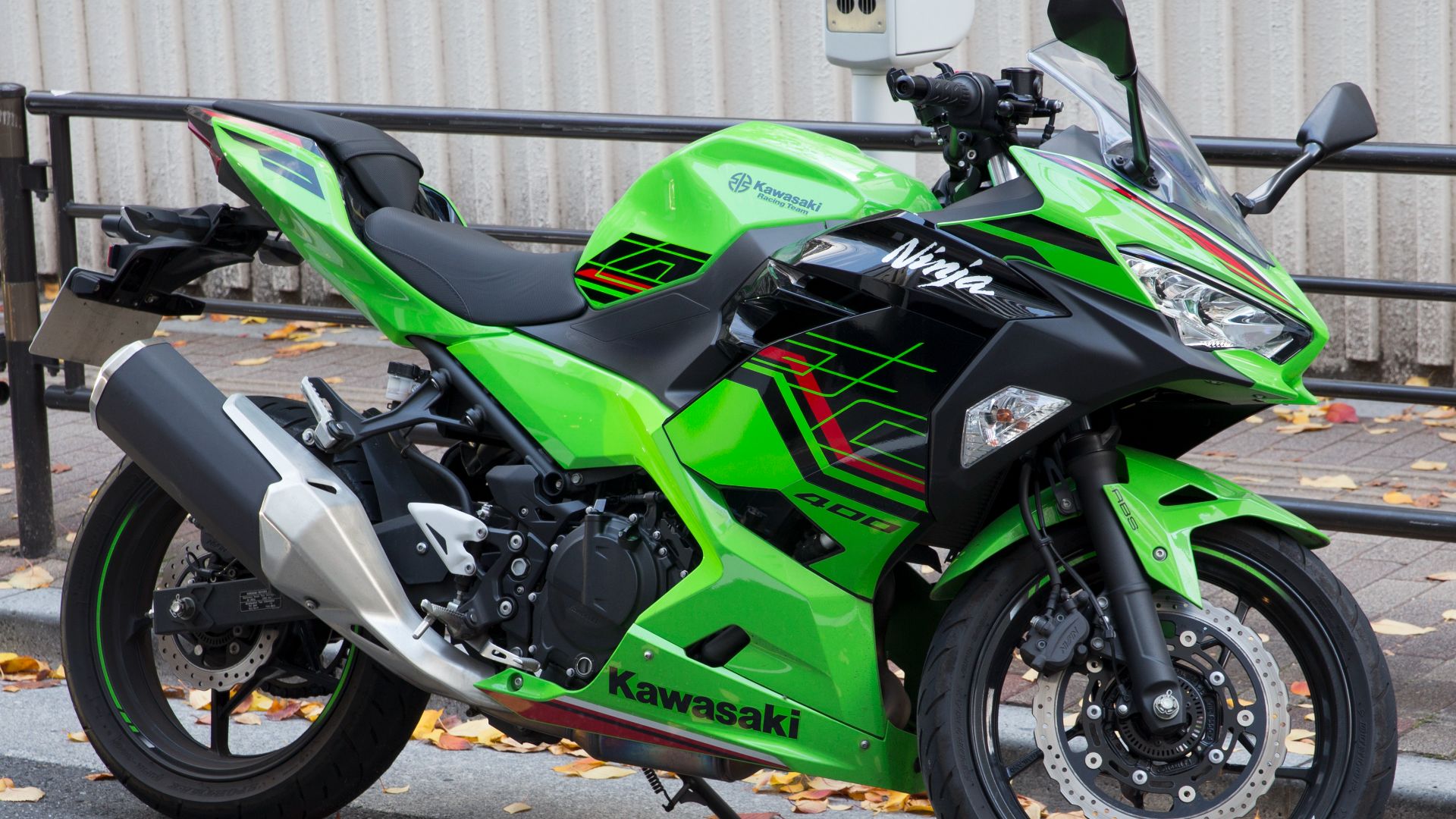 File:Kawasaki Ninja 400 KRT Edition (facelift model) right side.jpg
