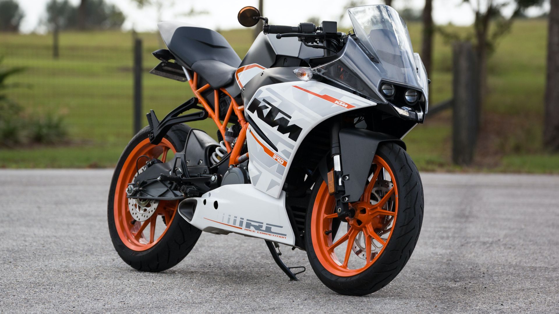 File:KTM RC390 Photo-1449426468159-d96dbf08f19f 2015.jpg