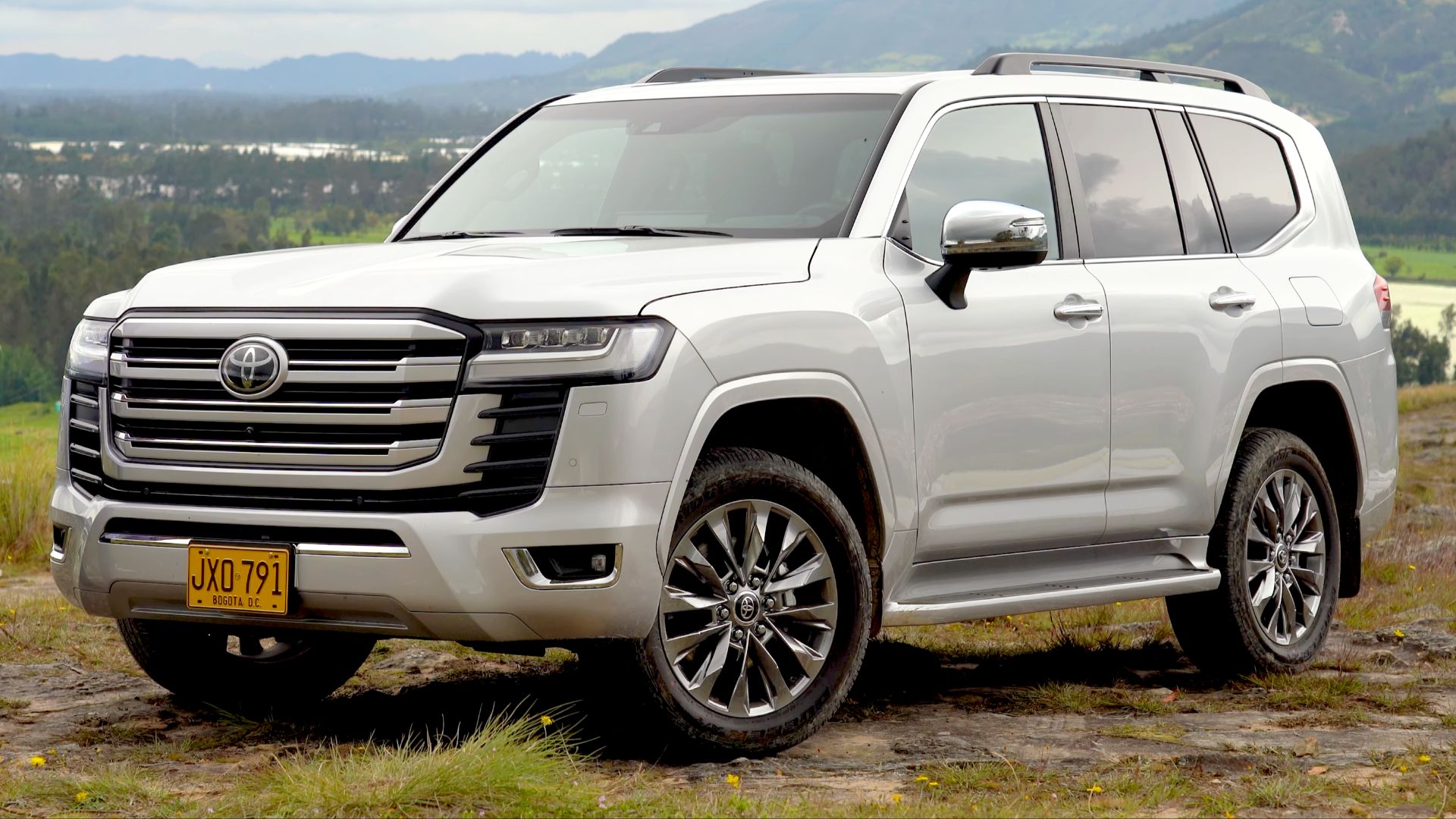 File:2021 Toyota Land Cruiser 300 3.4 ZX (Colombia) front view 04.png