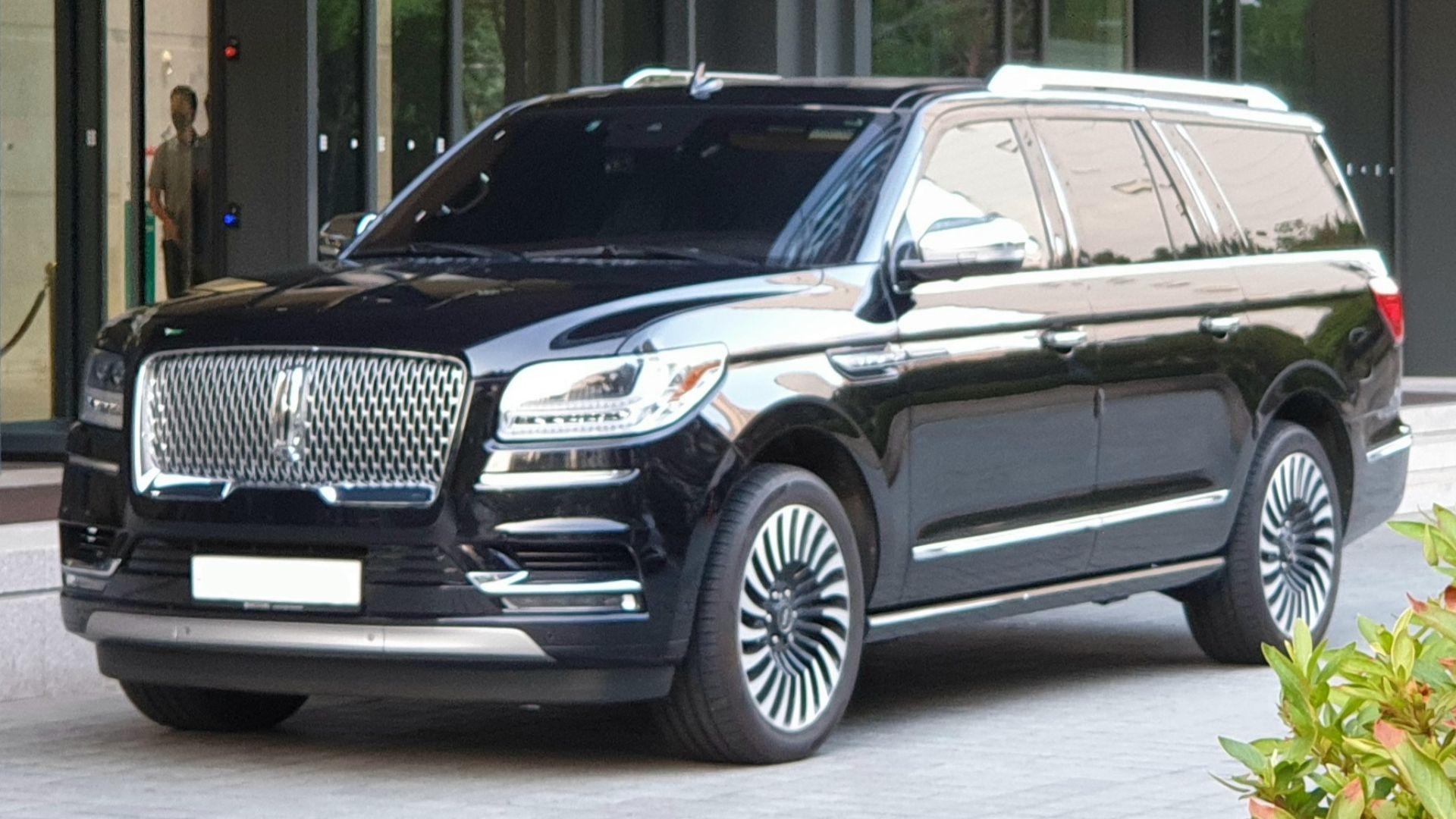 File:Lincoln Navigator L Black Label U554 Infinite Black (4).jpg