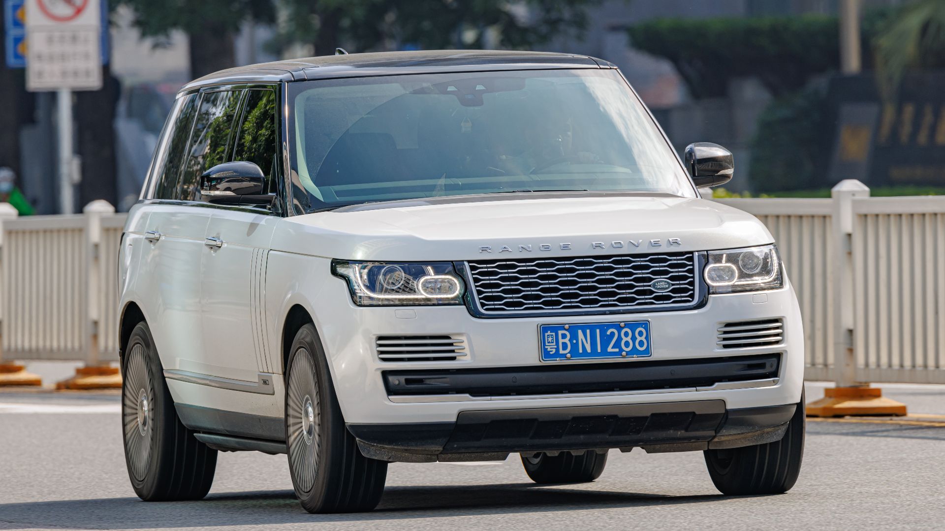 File:LAND ROVER RANGE ROVER LWB (L405) China.jpg