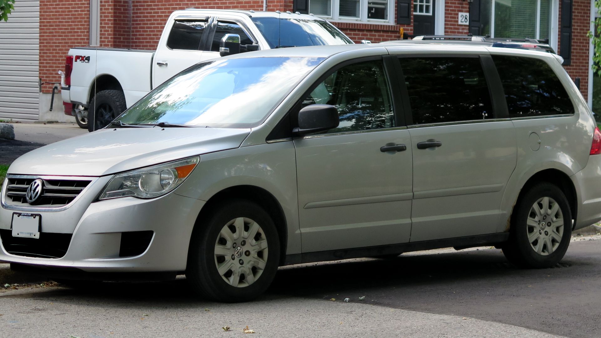 File:2012 Volkswagen Routan S in Mercury Silver Metallic, Front Left, 09-07-2022.jpg