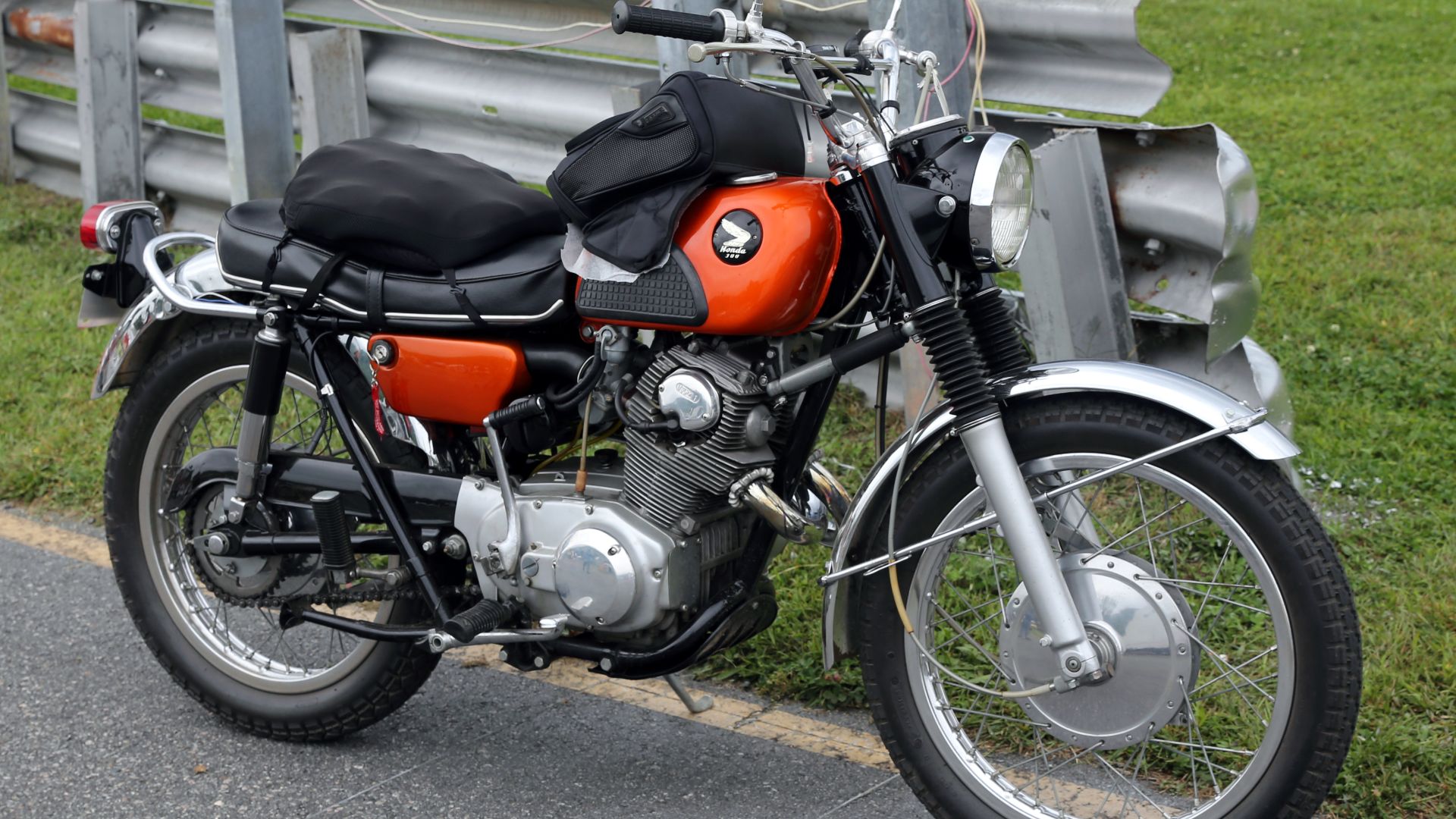 File:Honda 300 Scrambler (CL77), Lime Rock.jpg