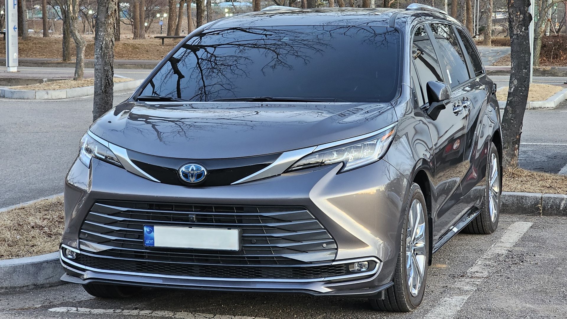 File:Toyota Sienna Hybrid Limited XL40 Gray Mica Metallic (10).jpg