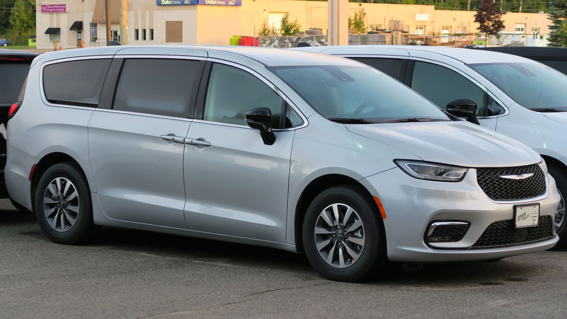 File:2024 Chrysler Pacifica Plug-In Hybrid Select in Silver Mist, front right, 2025-08-24.jpg