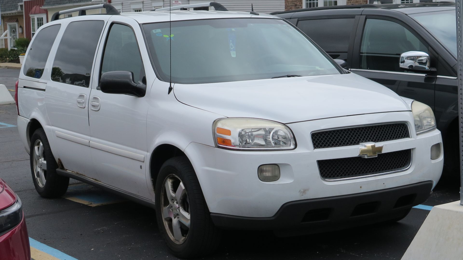 File:2008 Chevrolet Uplander LT in Aspen White, front right, 04-26-2025.jpg