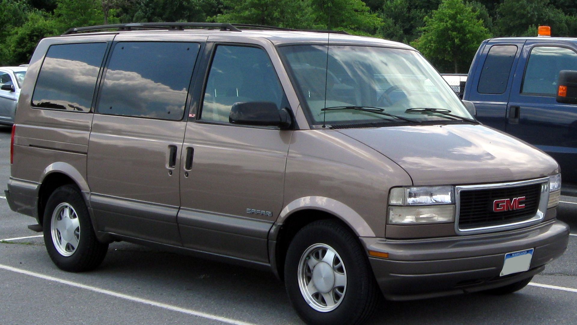 File:2nd GMC Safari -- 06-24-2011.jpg
