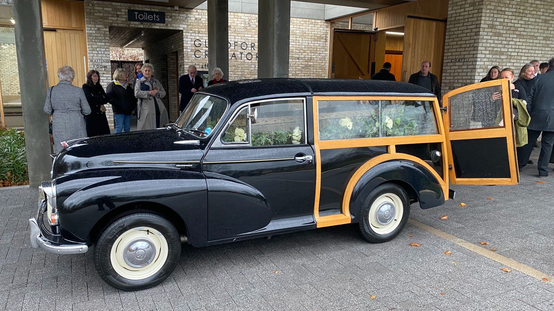 File:Morris Traveller Hearse.jpg