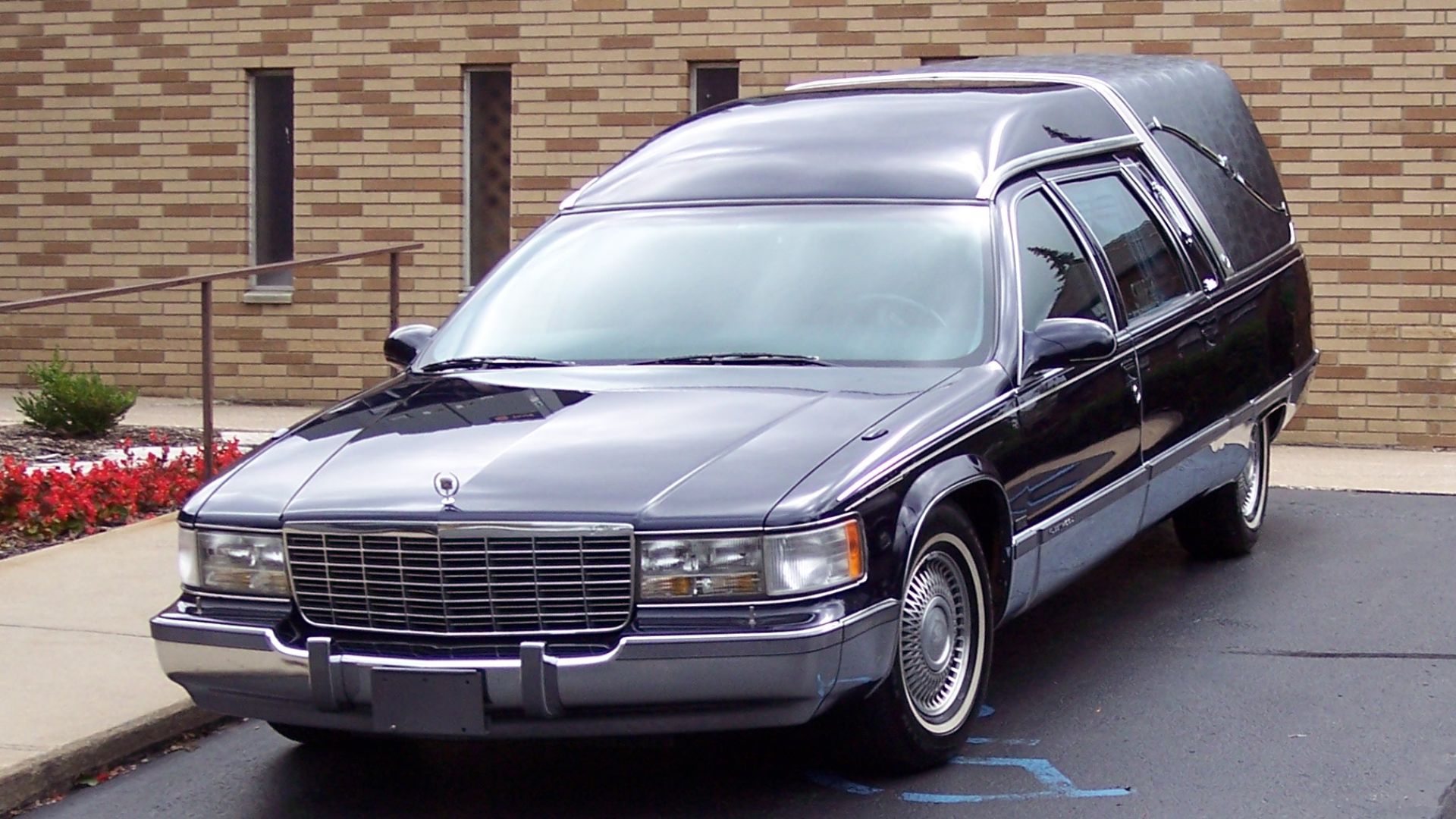 File:Cadillac Fleetwood hearse 1990s.jpg