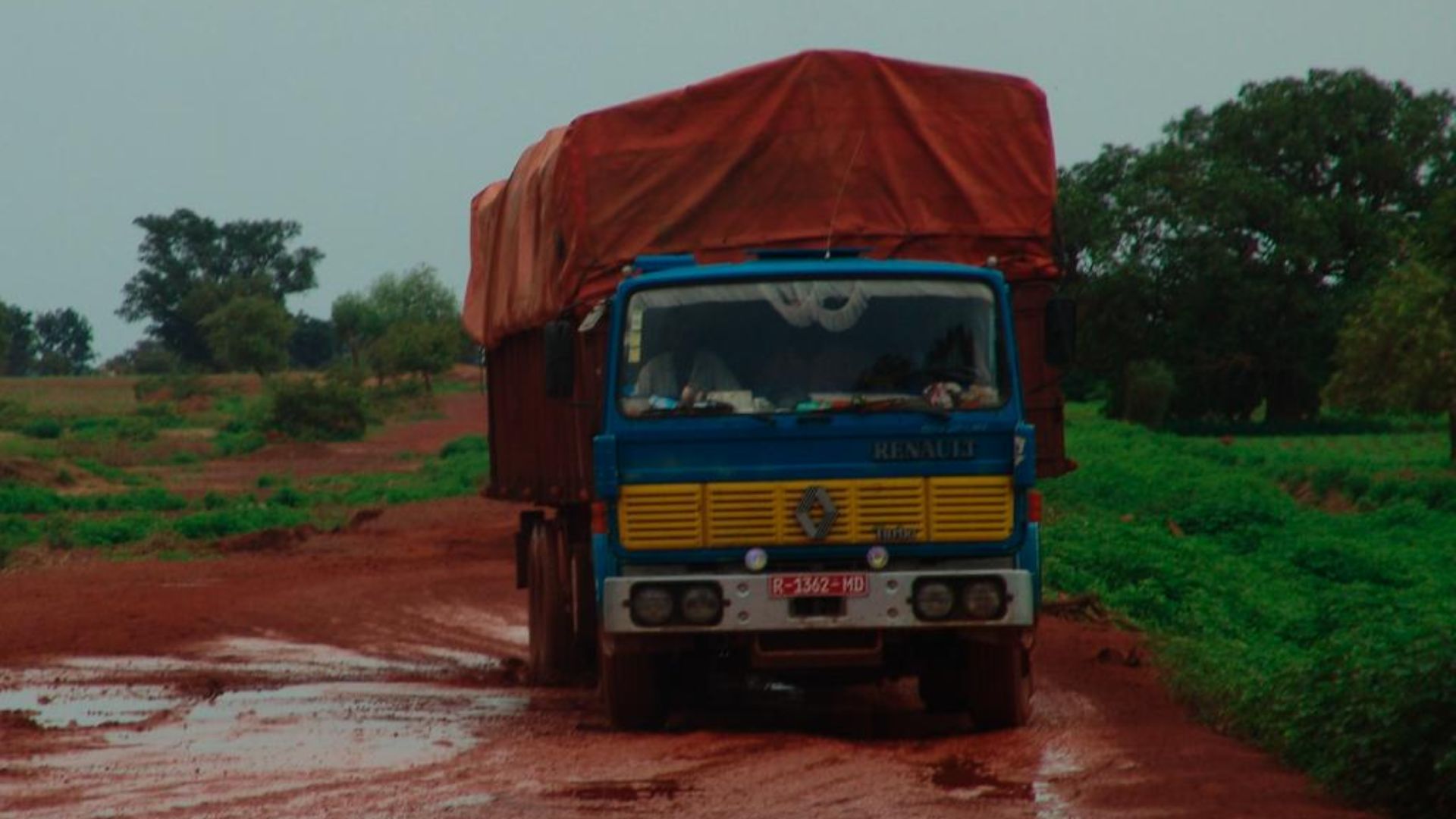 File:Kayes mali Dakar road mud truck.jpg