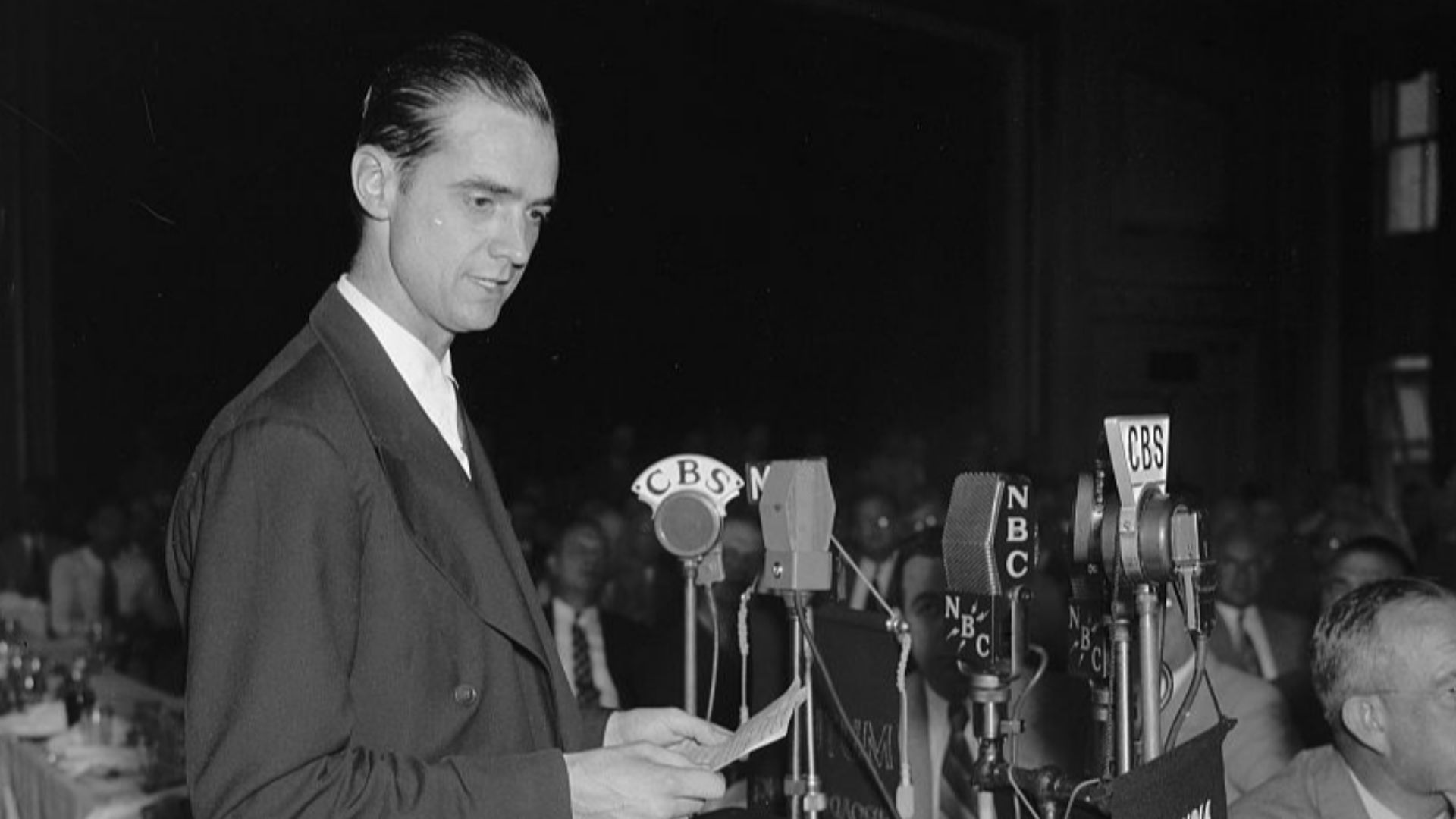 File:Howard Hughes speaking before the Press Club. Washington, D.C., July 21. Howard Hughes, speaking at the National Press Club today, before hundreds of government officials and representatives LCCN2016873815.jpg