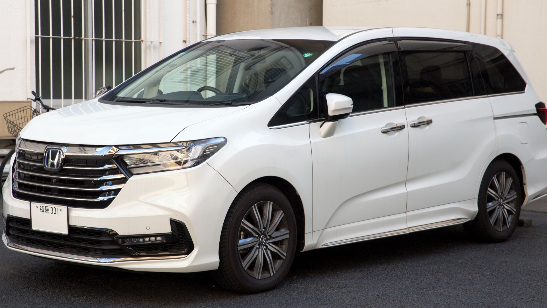 File:2021 Honda Odyssey Absolute e∶HEV in Platinum White Pearl, front left.jpg