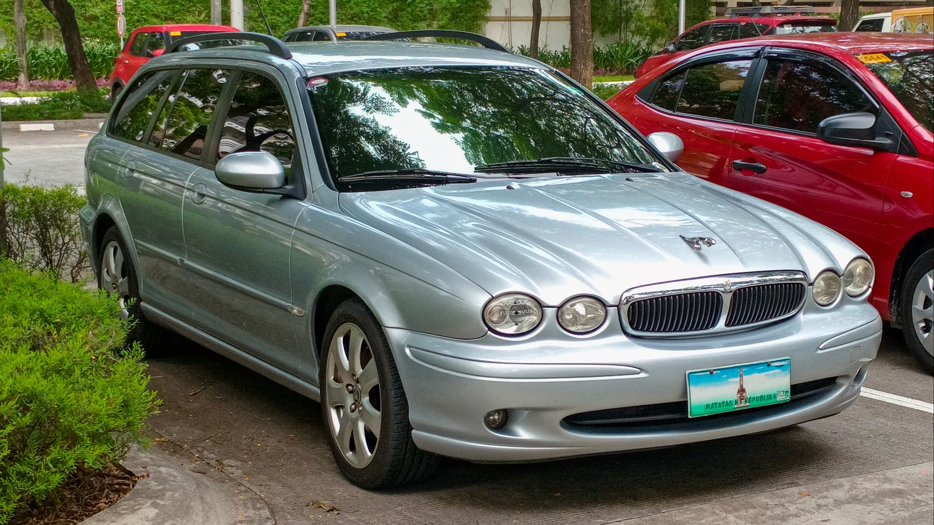 File:2007 Jaguar X-Type Estate in Shadow Grey Metallic, 07-31-2024.jpg