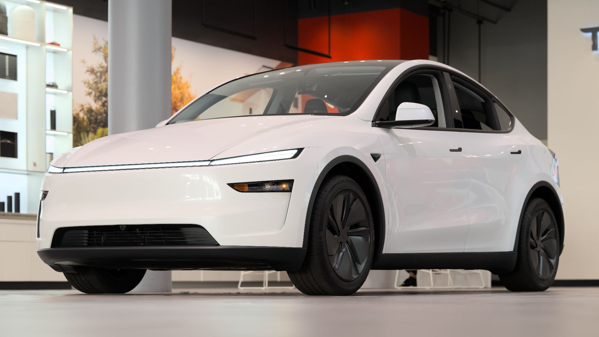 File:Tesla Model Y 2025 at Santana Row dllu 01.jpg