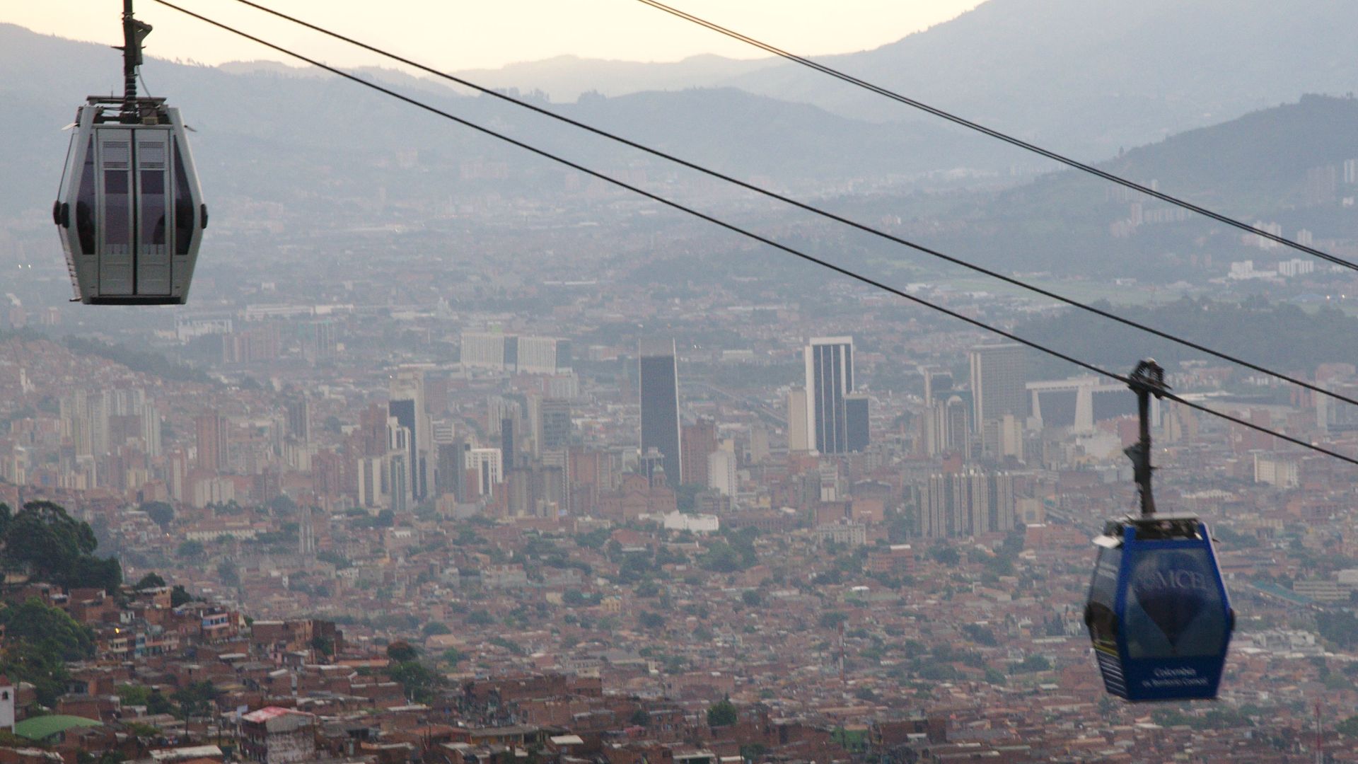 File:Metrocable and Comuna 1 in Medellín 02.jpg