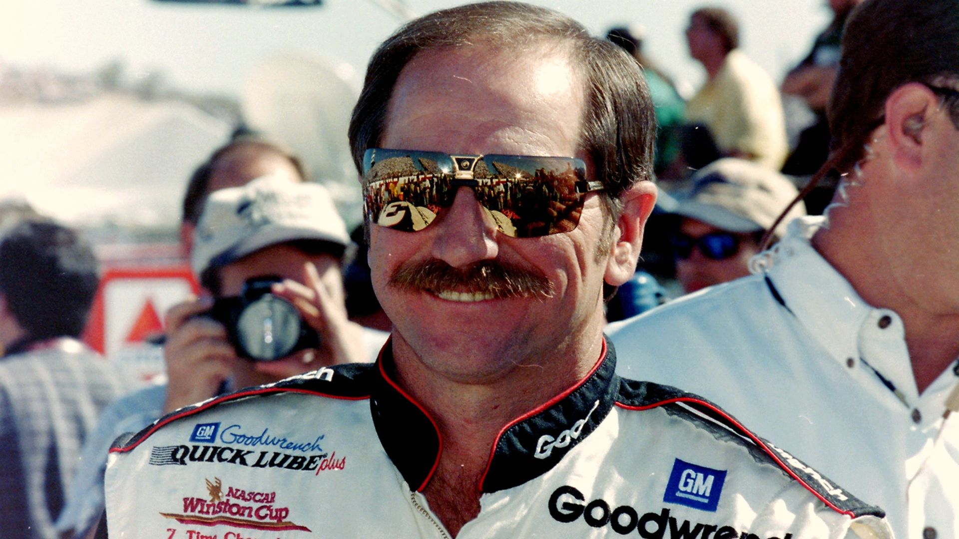 File:DaleEarnhardtSunglassesDriversSuit.jpg