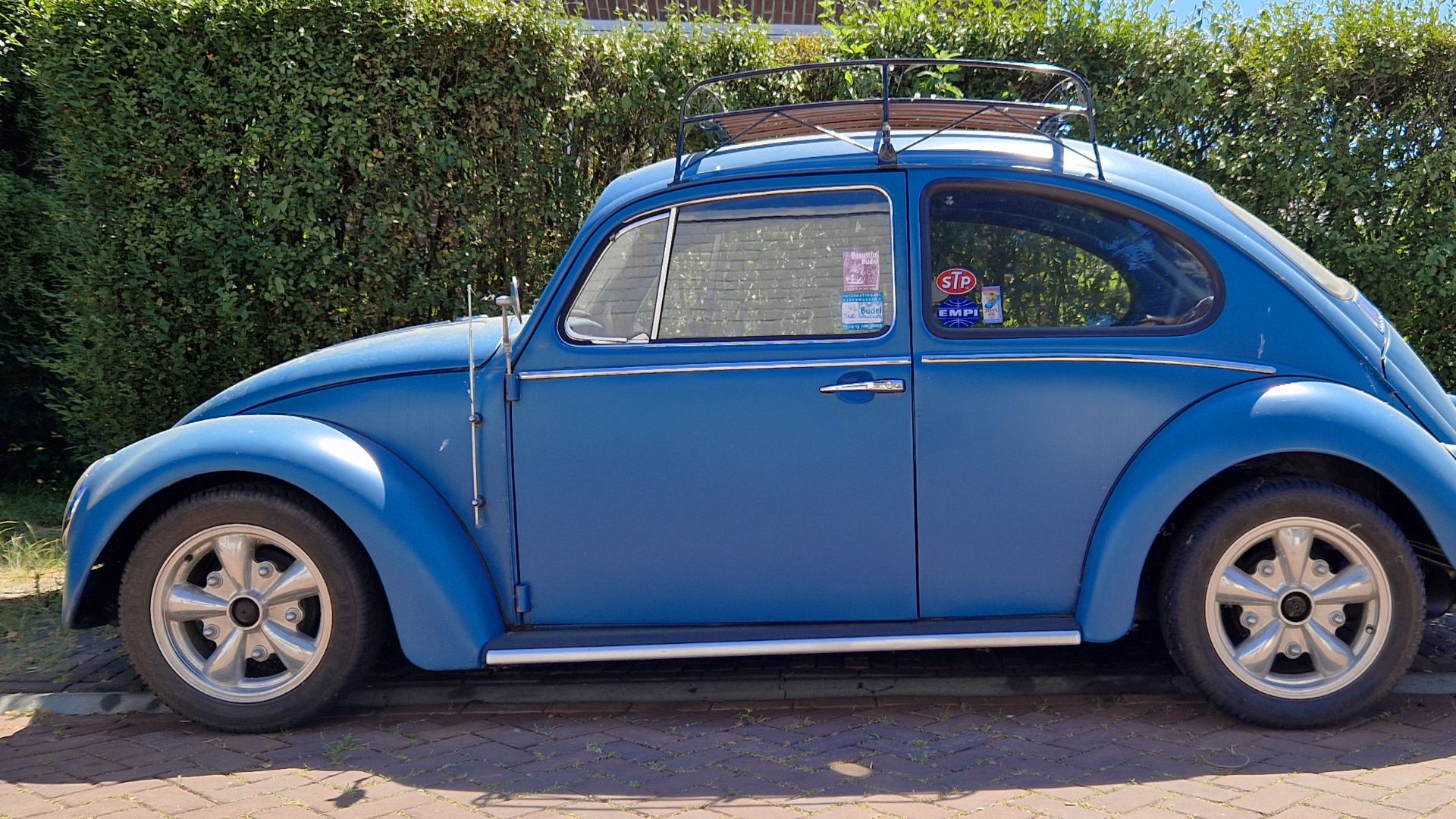 File:Blue Volkswagen Beetle side view.jpg