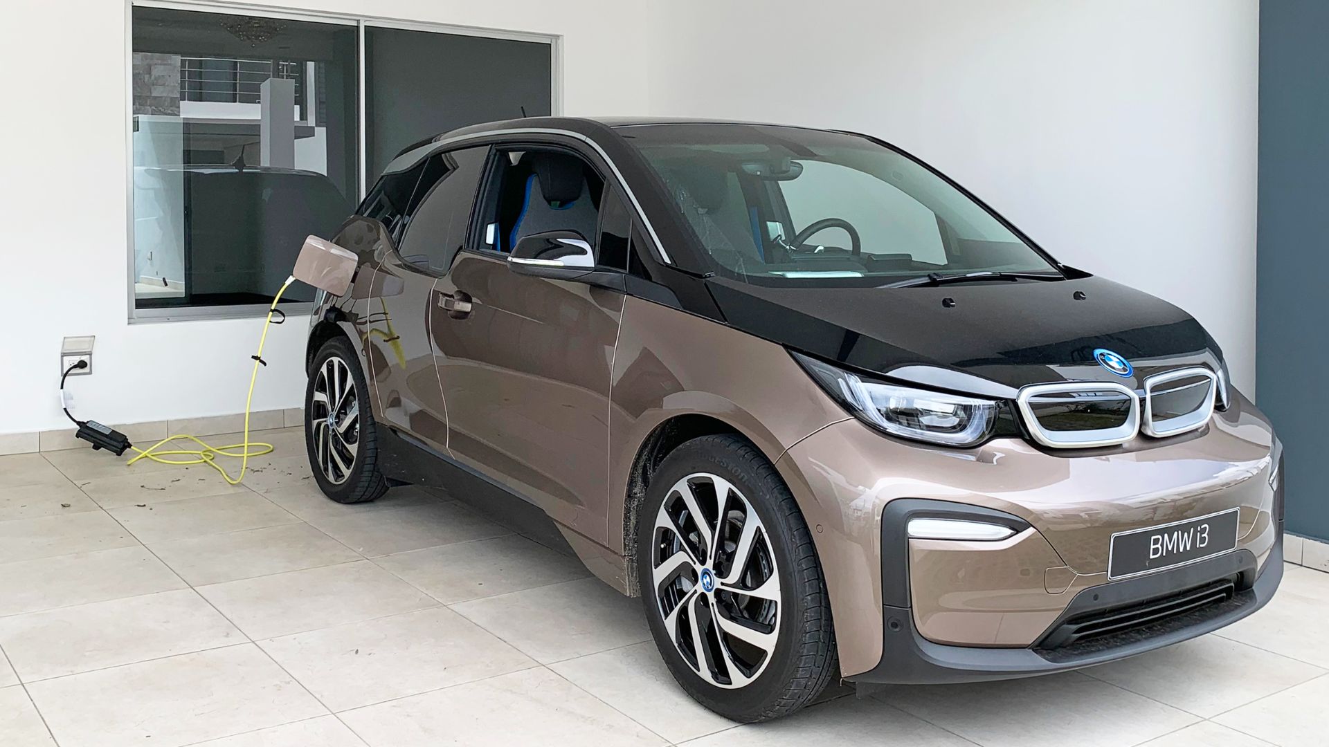 File:BMW i3 home charging CRI 04 2021 8137.jpg