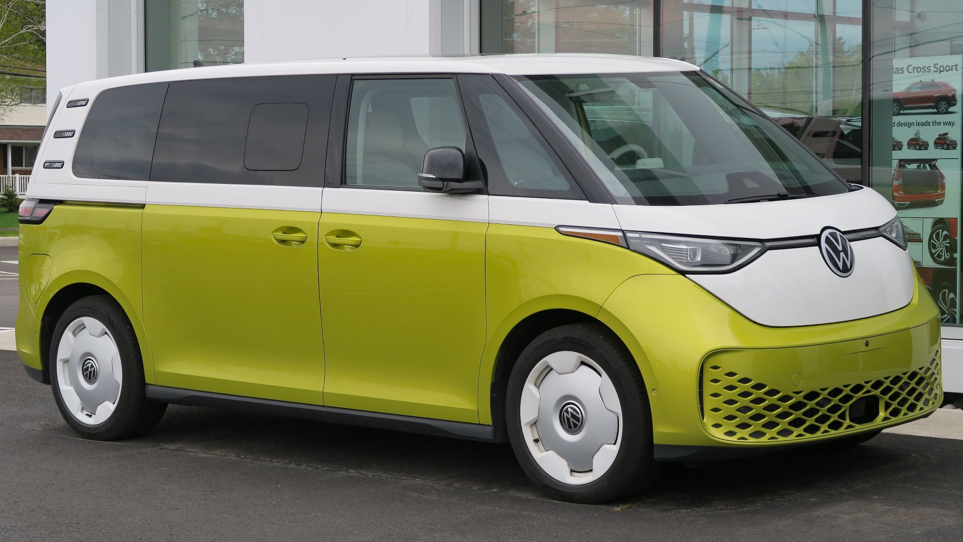 File:2025 Volkswagen ID. Buzz 1st Edition 4MOTION in Candy White & Pomelo Yellow Metallic two-tone, front right, 2025-05-18.jpg
