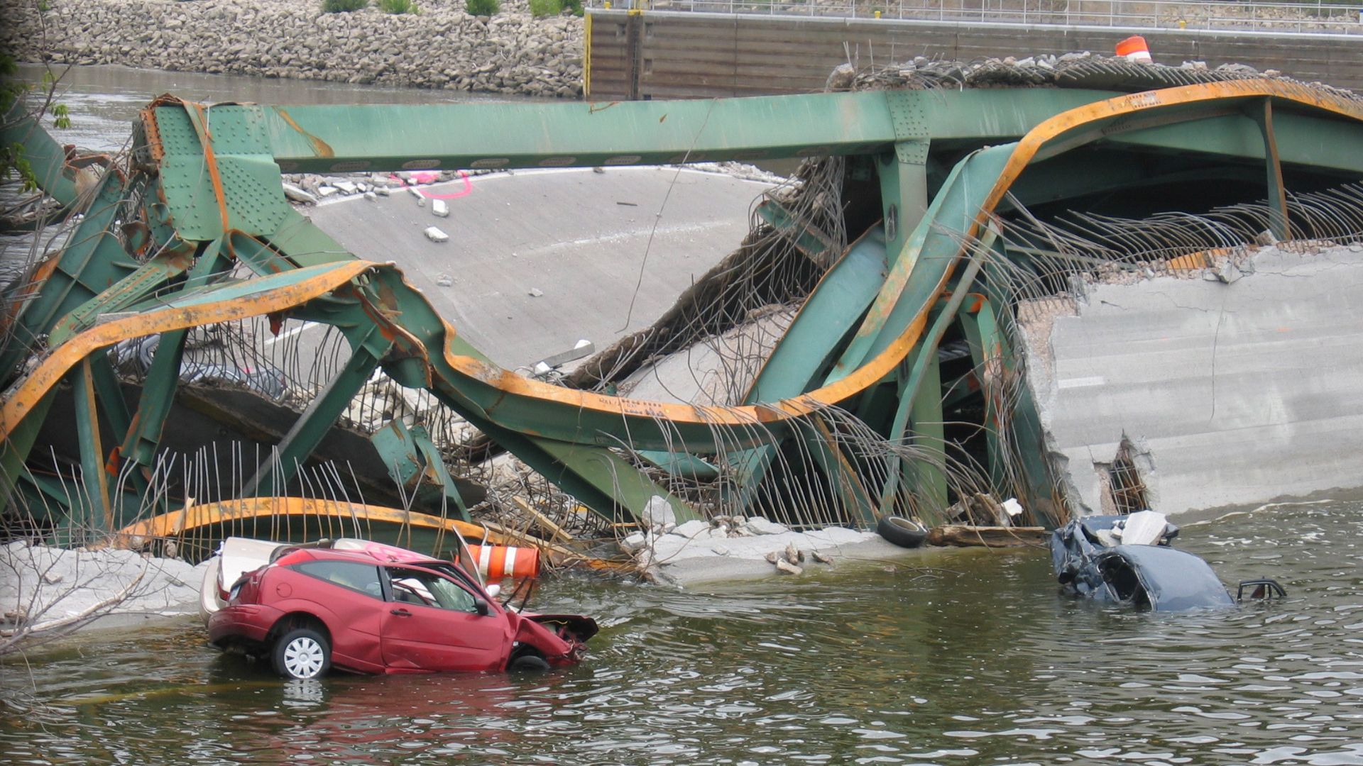 File:FEMA - 31388 - Bridge collapse in Minnesota.jpg