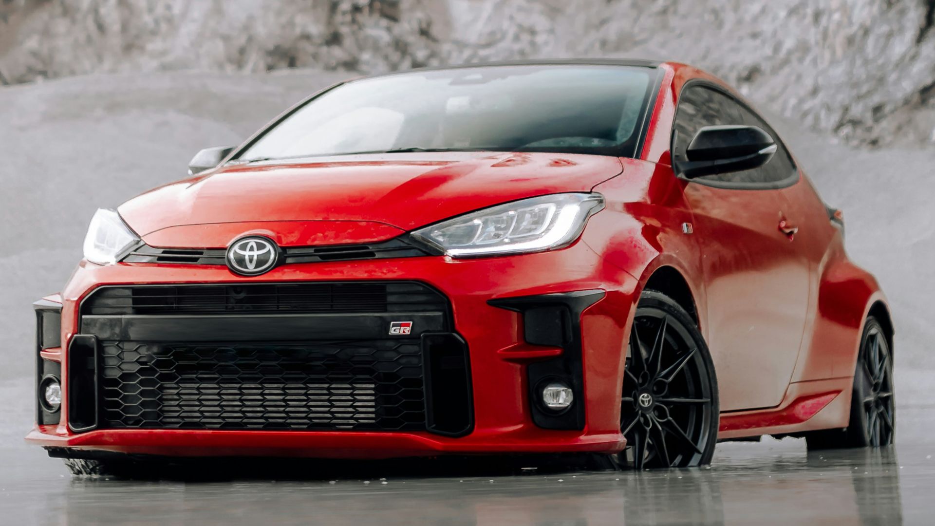 red audi r 8 on water