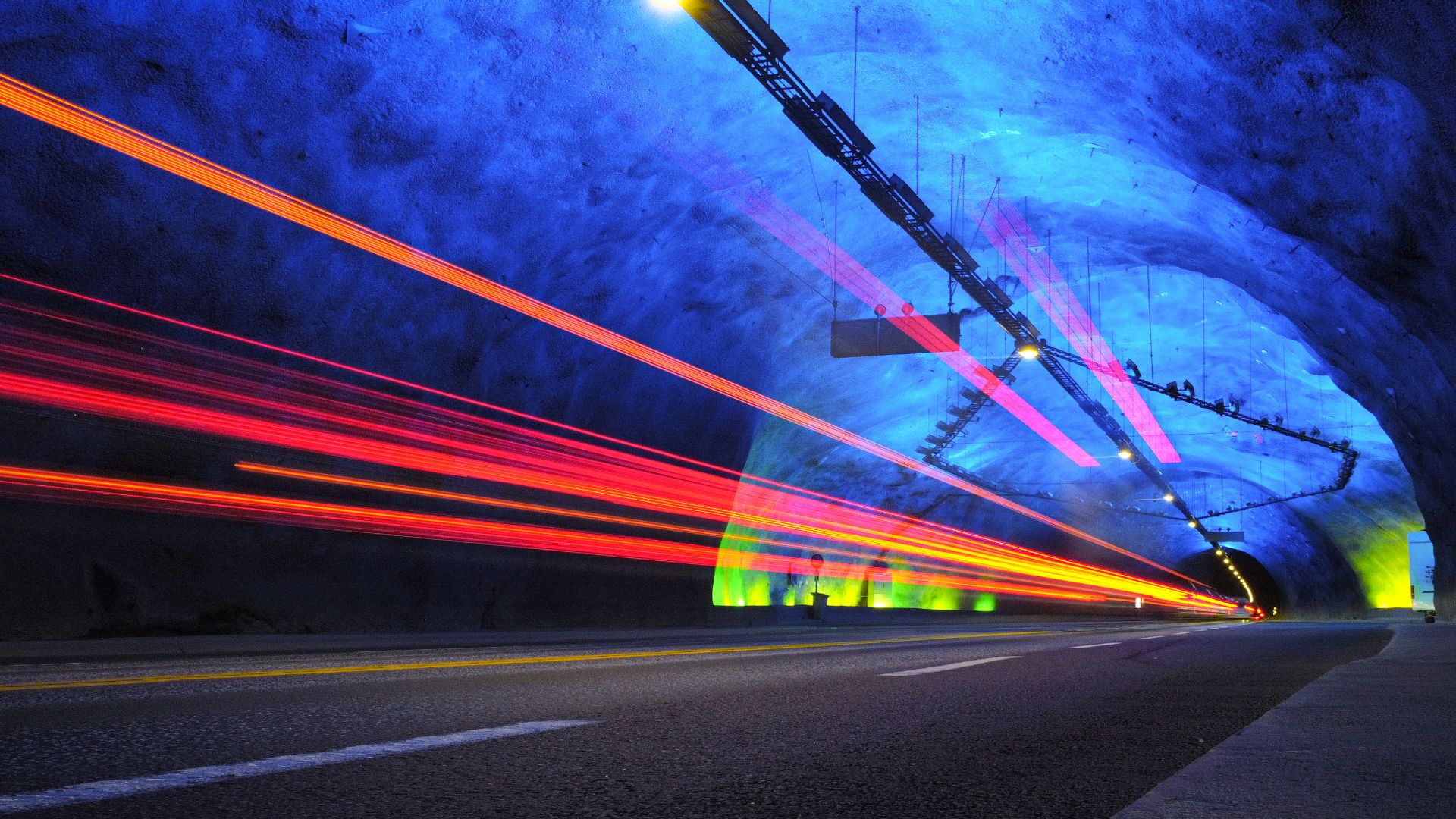 File:Lights in a tunnel cave.jpg
