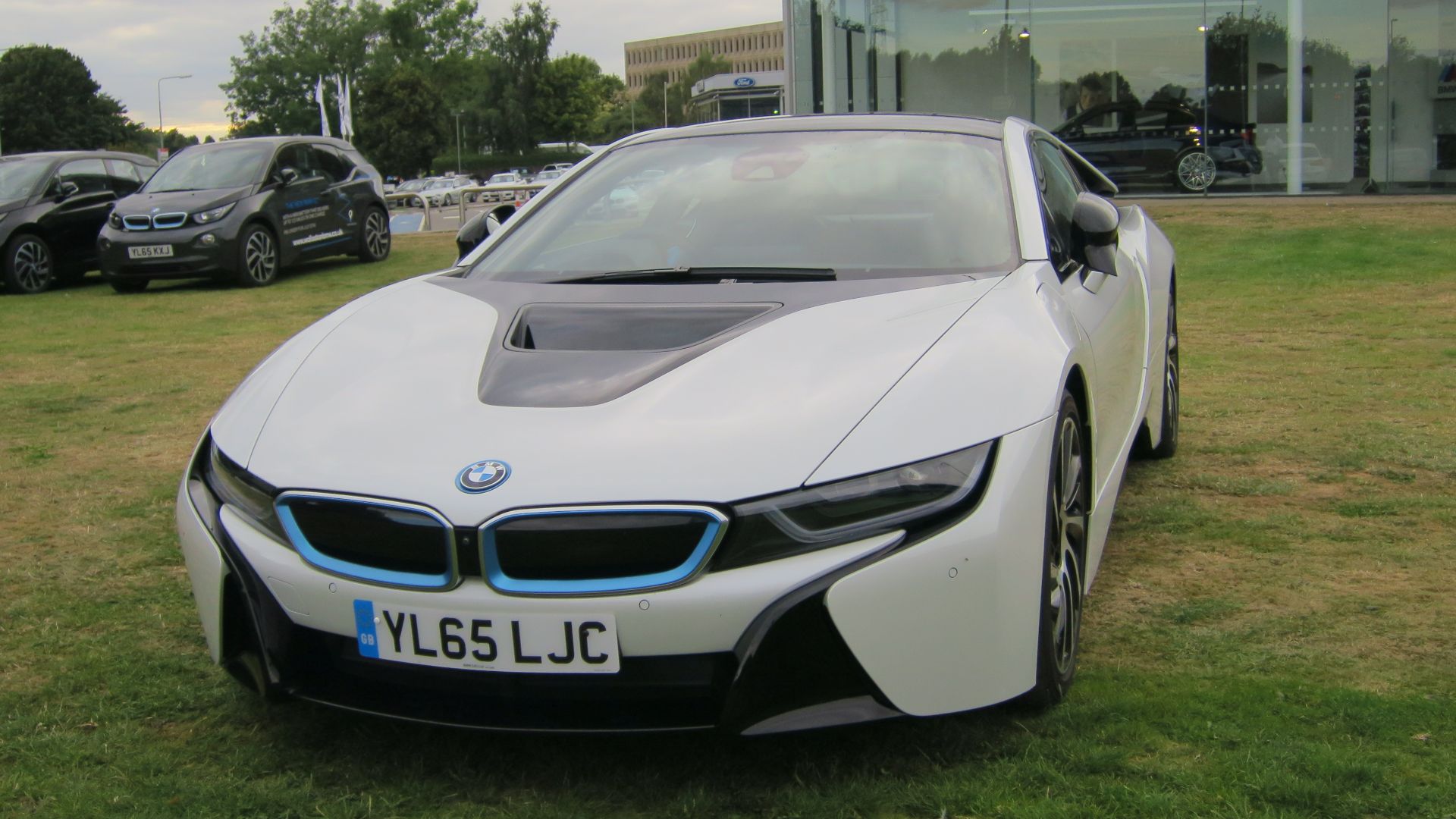 File:BMW i8, Wollaston (geograph 5075446).jpg