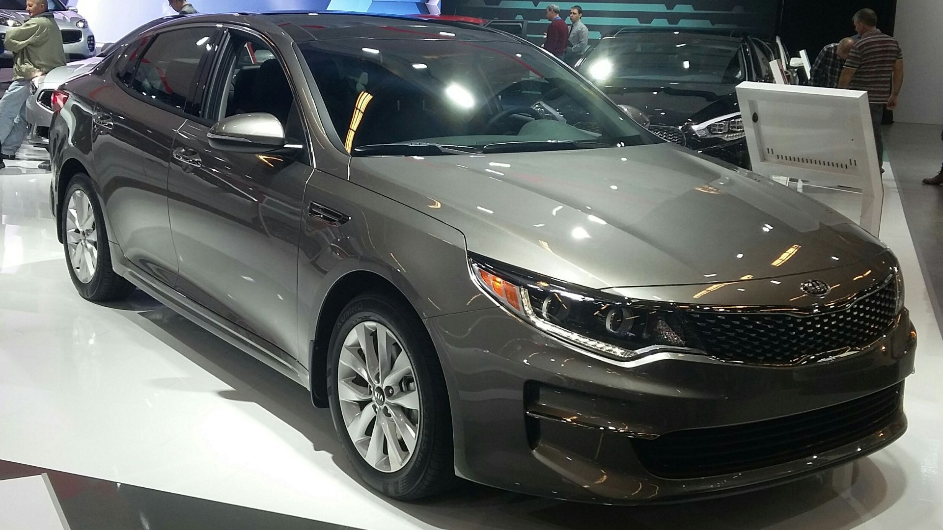 File:'16 Kia Optima (MIAS '16).jpg