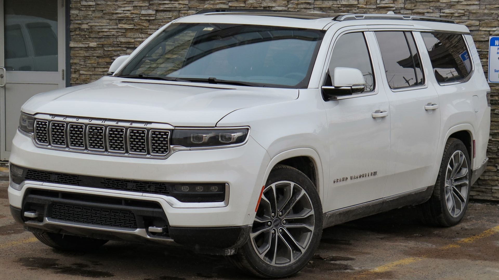 File:2023 Jeep Grand Wagoneer L Series III in Bright White Clearcoat, Front Left, 02-18-2023.jpg