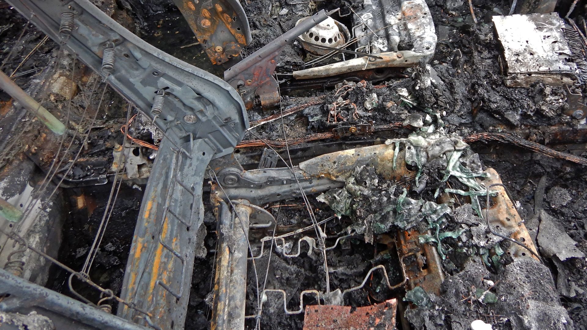 File:Automobile BMW incendiée détails burned car 01.jpg