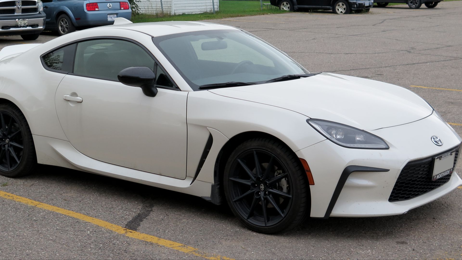 File:2022 Toyota GR86 Premium in Halo, Front Right, 09-27-2022.jpg